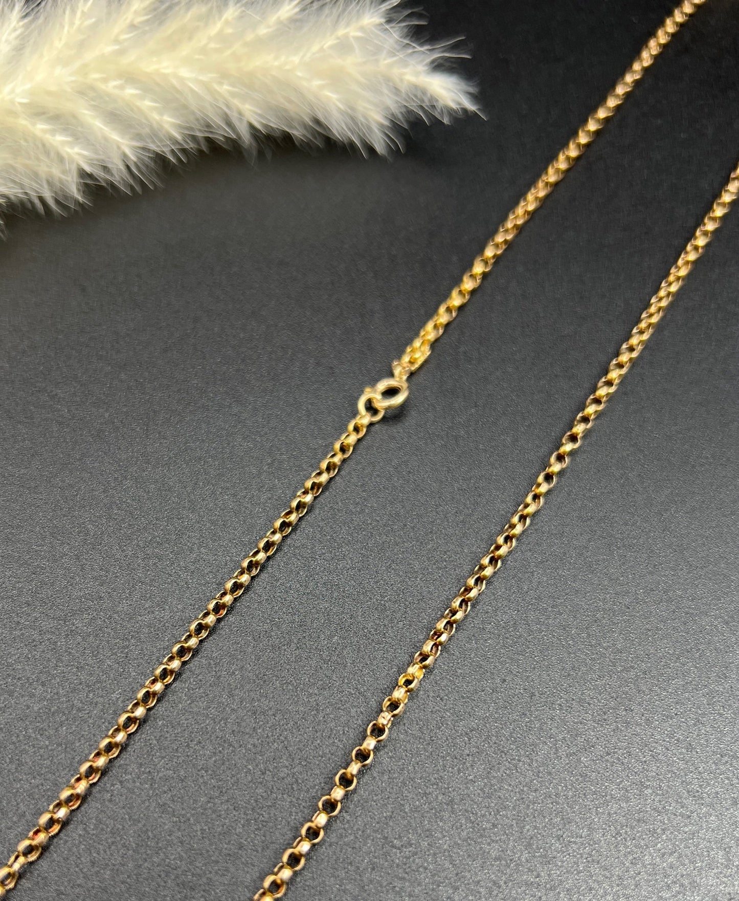 A gold belcher link necklace