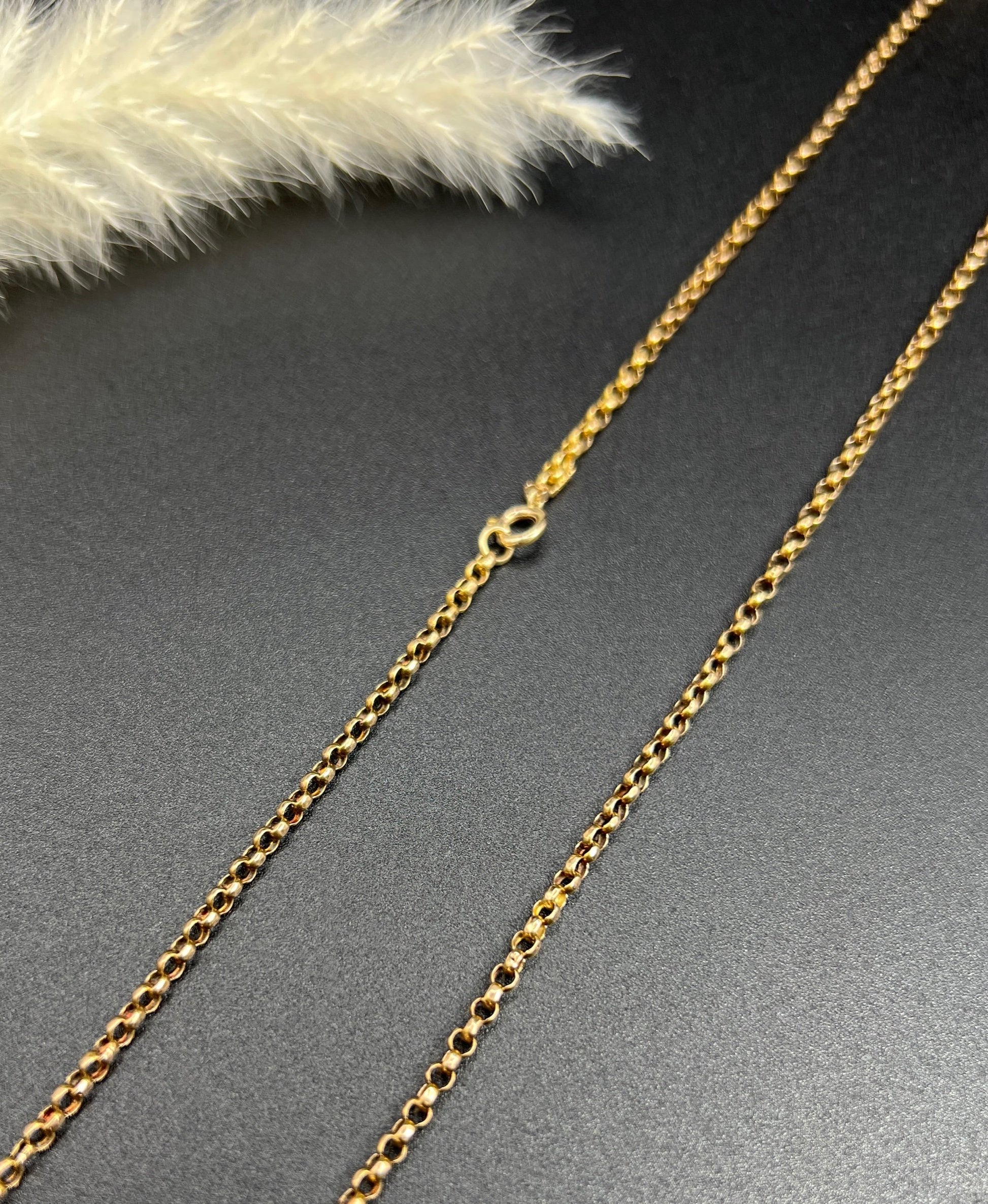 A gold belcher link necklace
