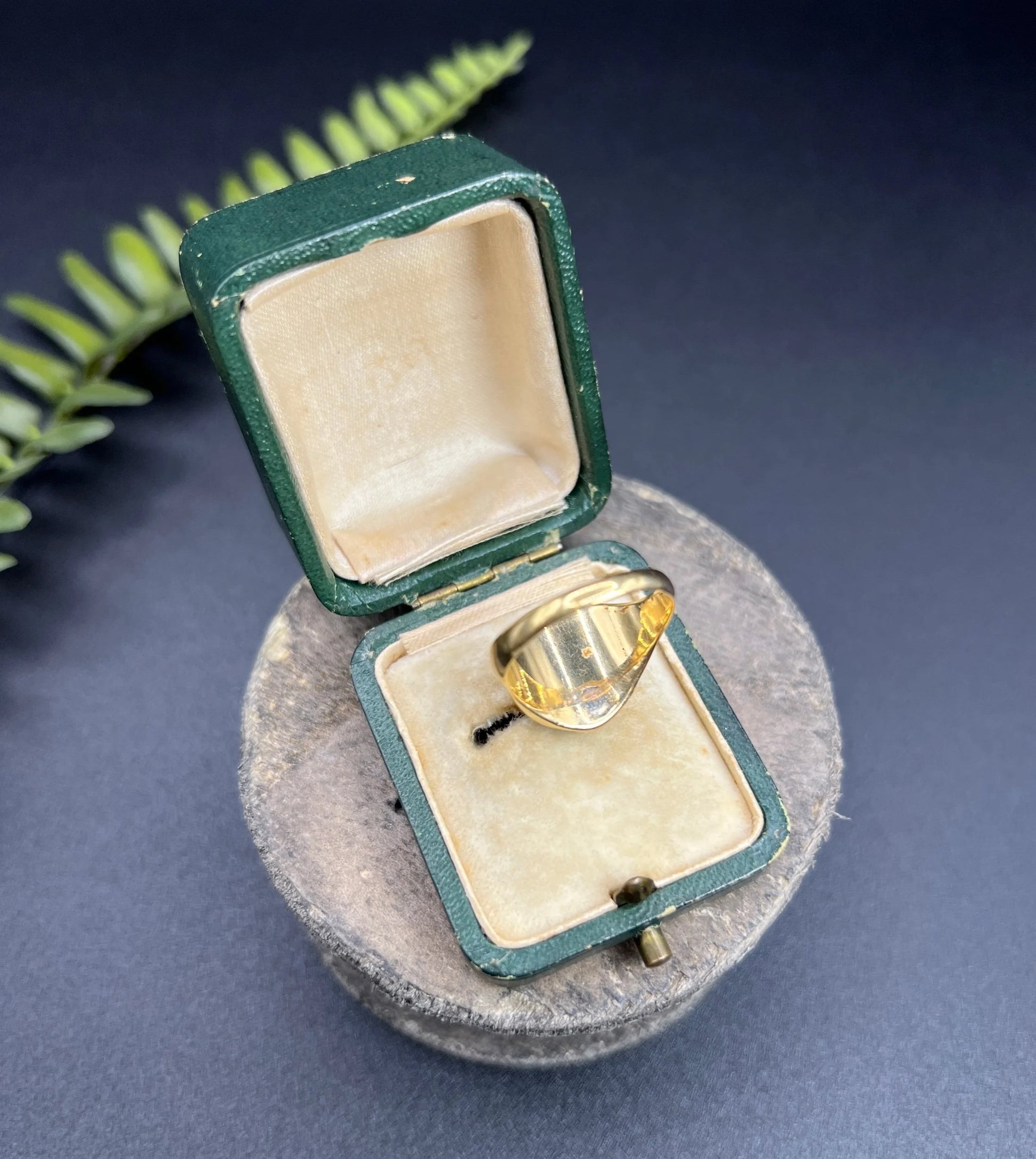 Antique 18 Carat Yellow Gold Sardonyx Seal Crest Signet Ring, Circa 1900
