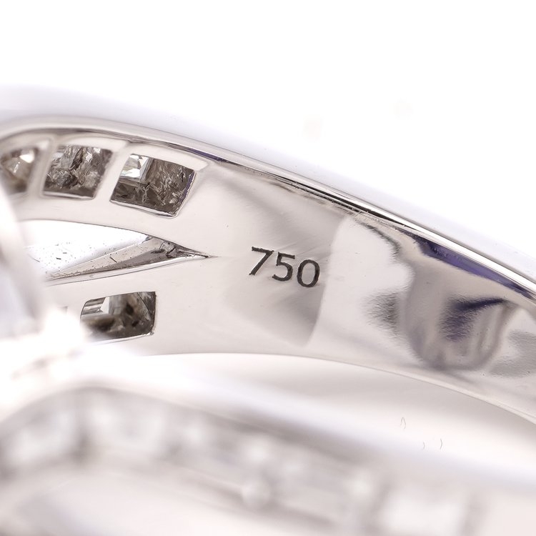 16ct Cabochon Tanzanite and Baguette Diamond Cluster Ring