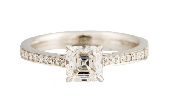 Emerald cut Diamond Engagement Ring, 0.94 carats, set in Platinum
