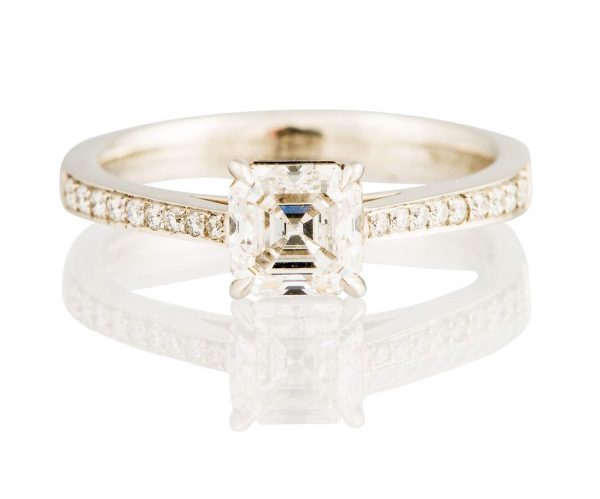 Emerald cut Diamond Engagement Ring, 0.94 carats, set in Platinum