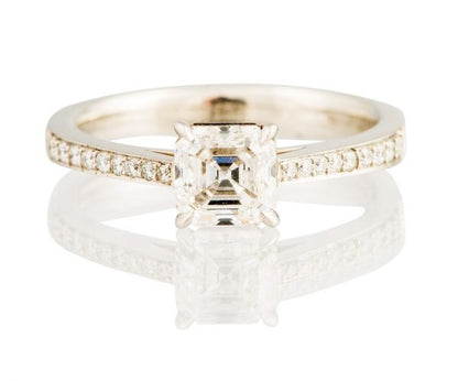 Emerald cut Diamond Engagement Ring, 0.94 carats, set in Platinum
