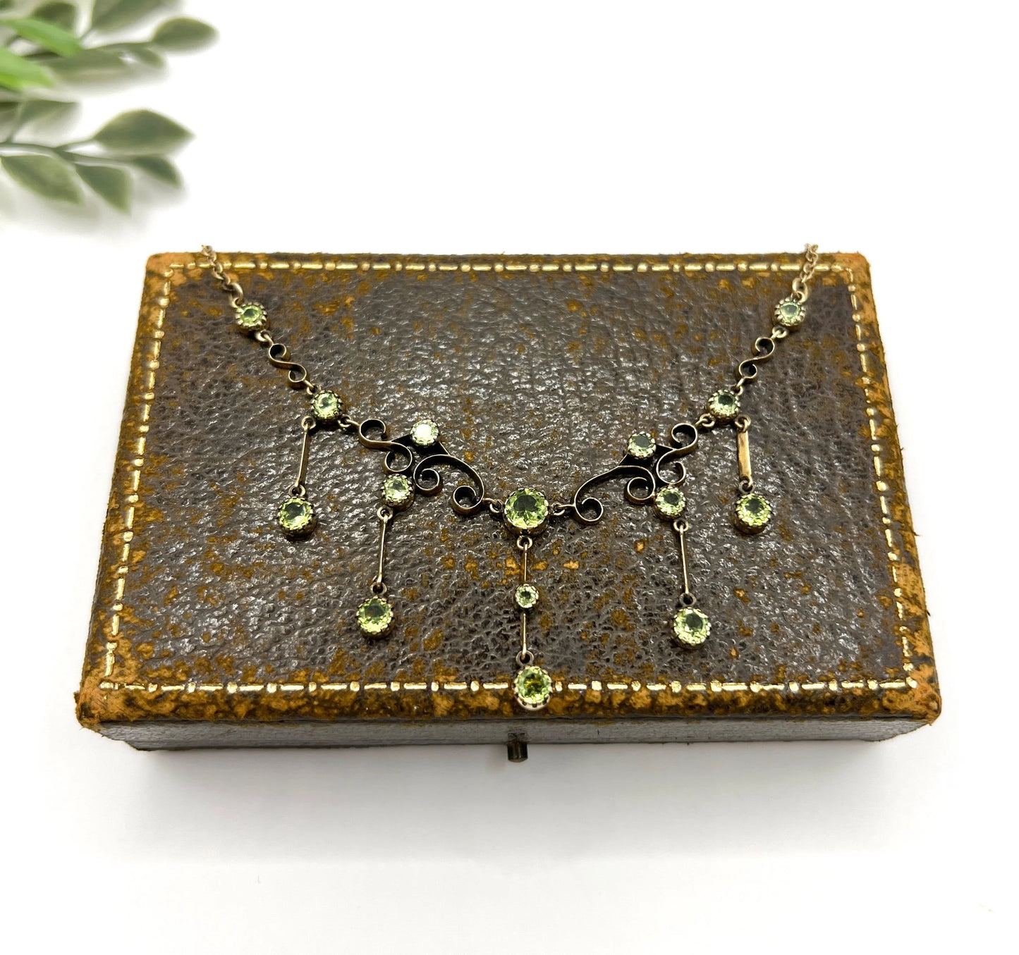 A yellow gold swag necklace with peridot drops