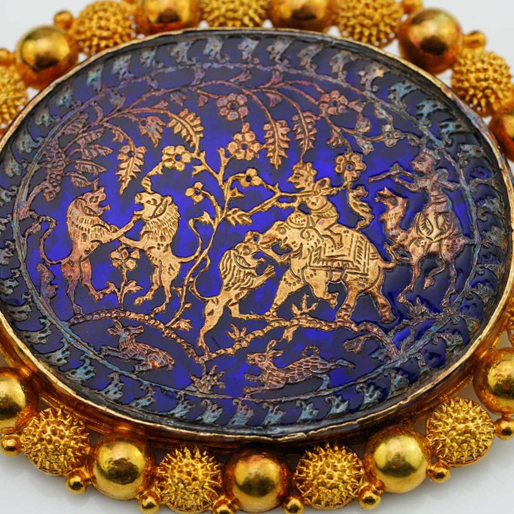 Antique Victorian Indian 22ct Gold Brooch with Hunting Scene