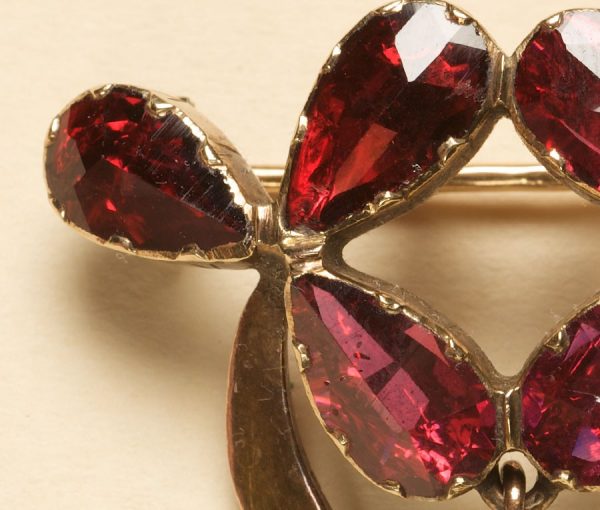 Art Nouveau Garnet and 18ct Yellow Gold Clover Brooch