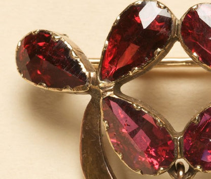 Art Nouveau Garnet and 18ct Yellow Gold Clover Brooch