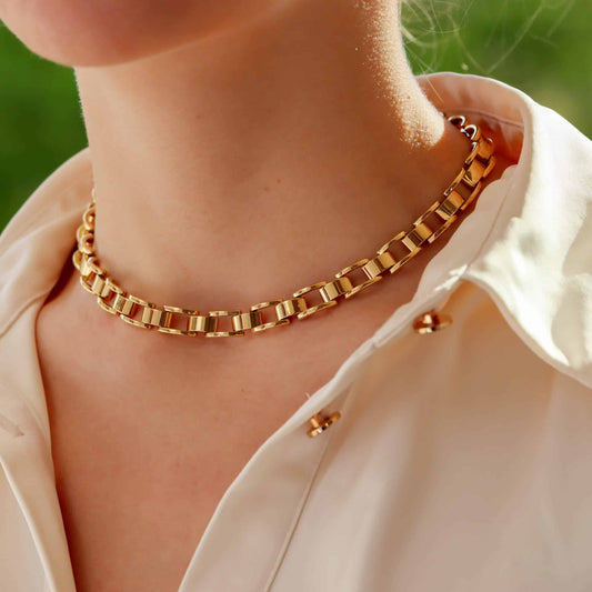 Vintage Mauboussin link necklace set in yellow gold.