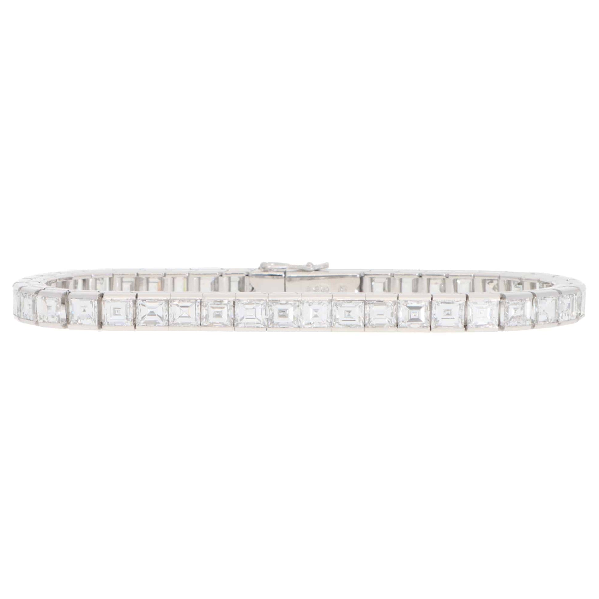 Diamond tennis bracelet in white gold.