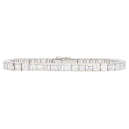 Diamond tennis bracelet in white gold.