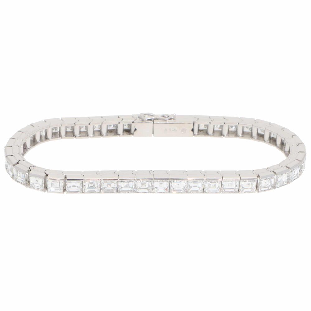 Diamond tennis bracelet in white gold.