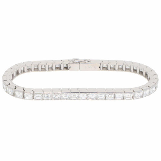 Diamond tennis bracelet in white gold.