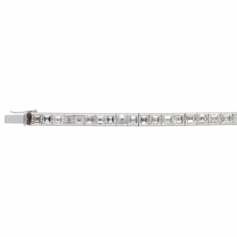 Diamond tennis bracelet in white gold.