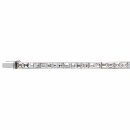 Diamond tennis bracelet in white gold.