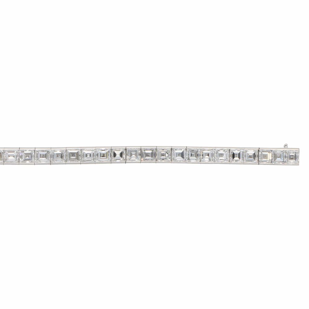 Diamond tennis bracelet in white gold.