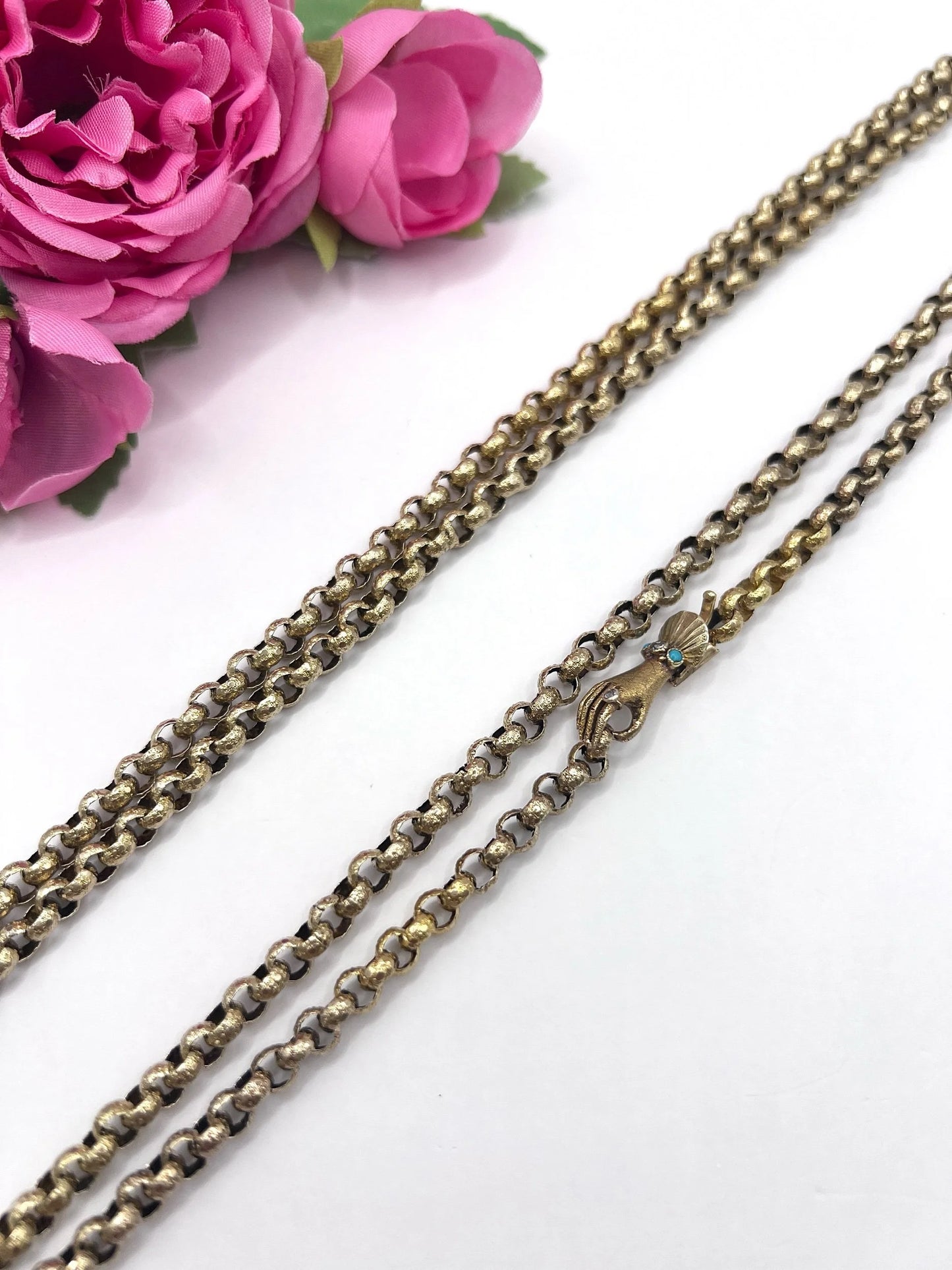 Georgian 15 Carat Gold Long Guard Necklace with Hand Clasp, Circa 1800