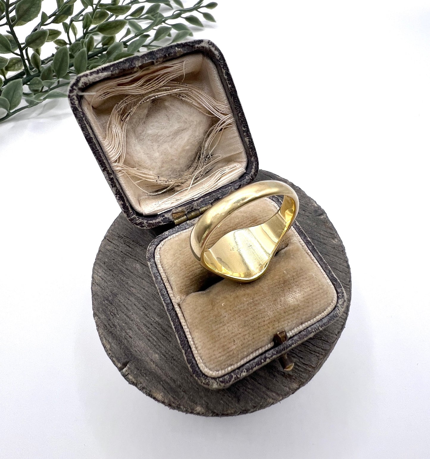 A yellow gold oval signet ring
