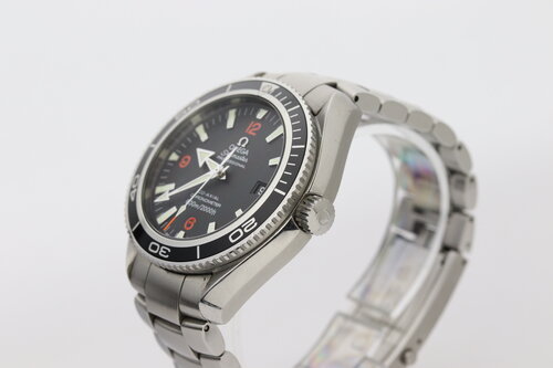 Omega Seamaster Planet Ocean 600M Automatic Stainless Steel Watch, ref 22015100, from 2009, black dial, date indicator, luminescent hands and hour markers, uni-directional rotating bezel, helium release valve, screw-down crown, sapphire crystal, steel bracelet strap