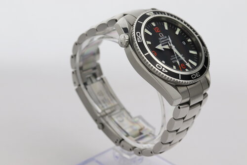 Omega Seamaster Planet Ocean 600M Automatic Stainless Steel Watch, ref 22015100, from 2009, black dial, date indicator, luminescent hands and hour markers, uni-directional rotating bezel, helium release valve, screw-down crown, sapphire crystal, steel bracelet strap