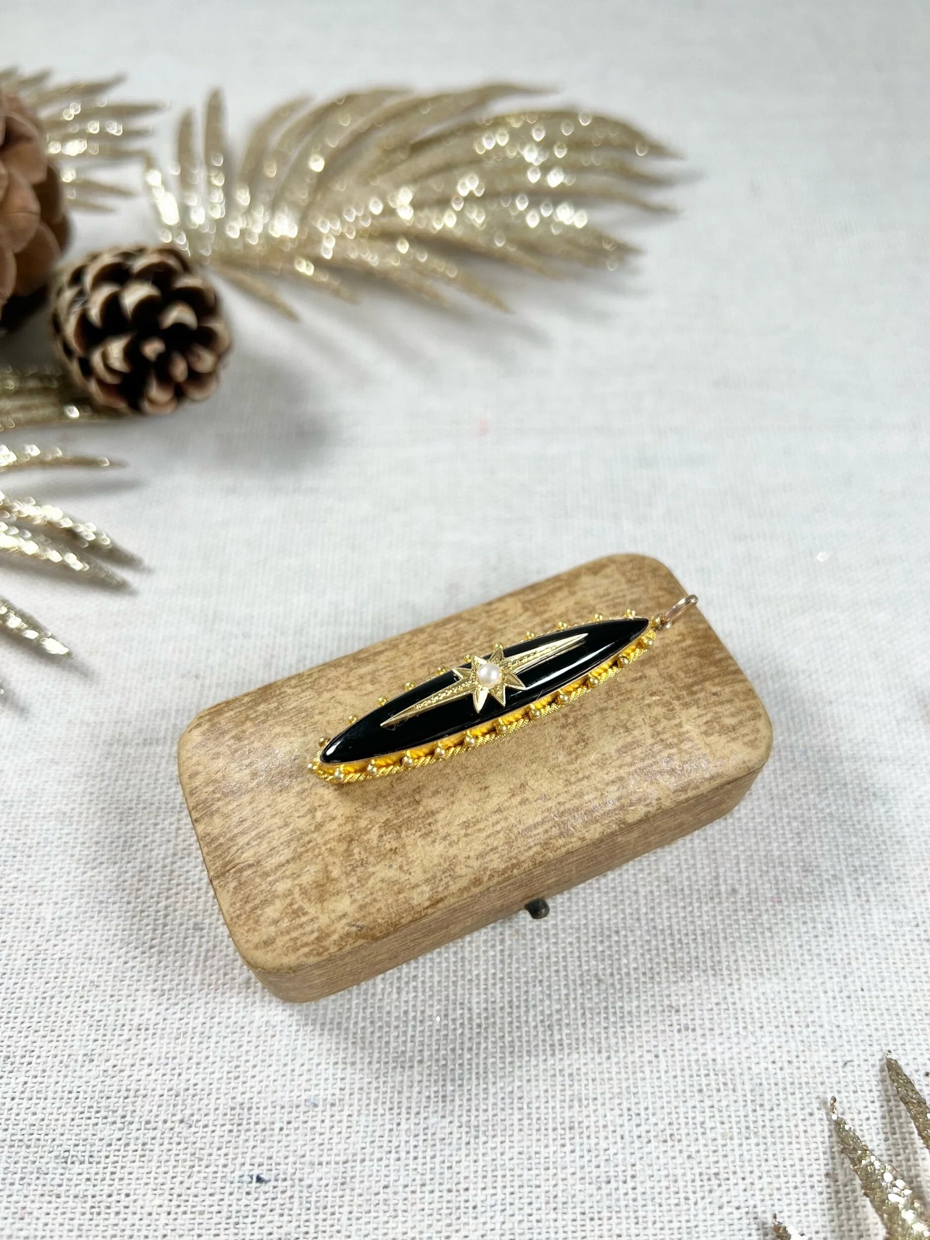 Victorian 15 Carat Yellow Gold Long Onyx Starburst Locket Pendant, Circa 1890