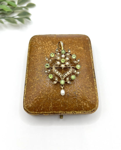A peridot and pearl floral circle brooch/pendant in yellow gold