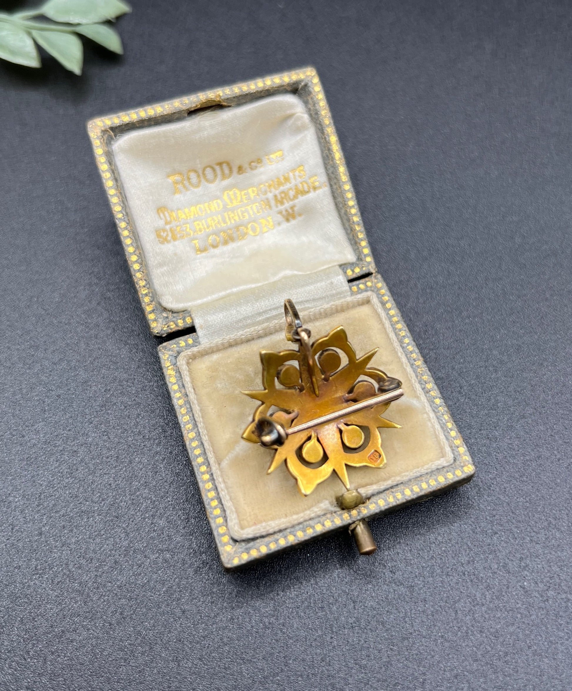 A yellow gold brooch/pendant with pearls in the shape of a star