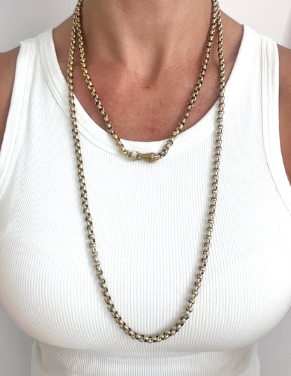 Georgian 15 Carat Gold Long Guard Necklace with Hand Clasp, Circa 1800