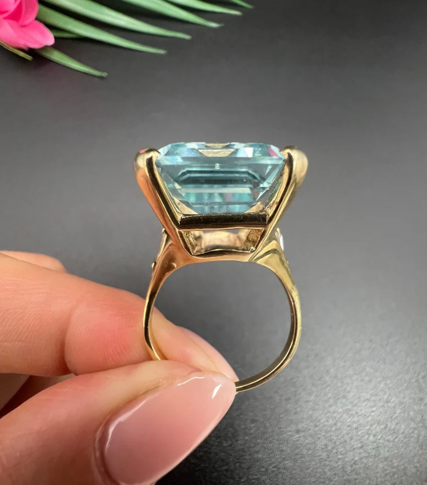 Vintage 19.64ct Aquamarine Solitaire Cocktail Ring with Baguette Diamond Shoulders