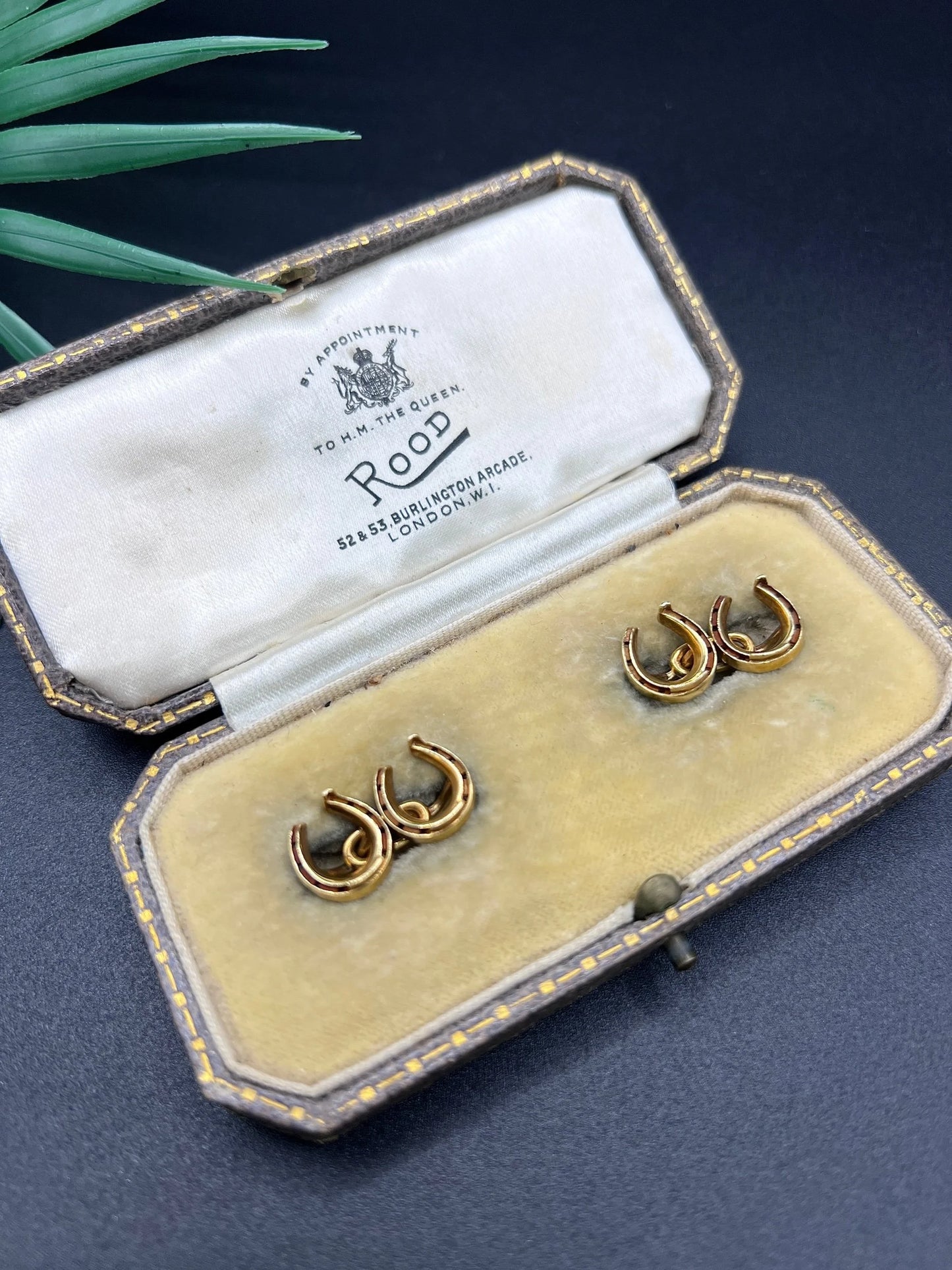 A pair of double-sided horseshoe cufflinks in yellow gold, in an antique box