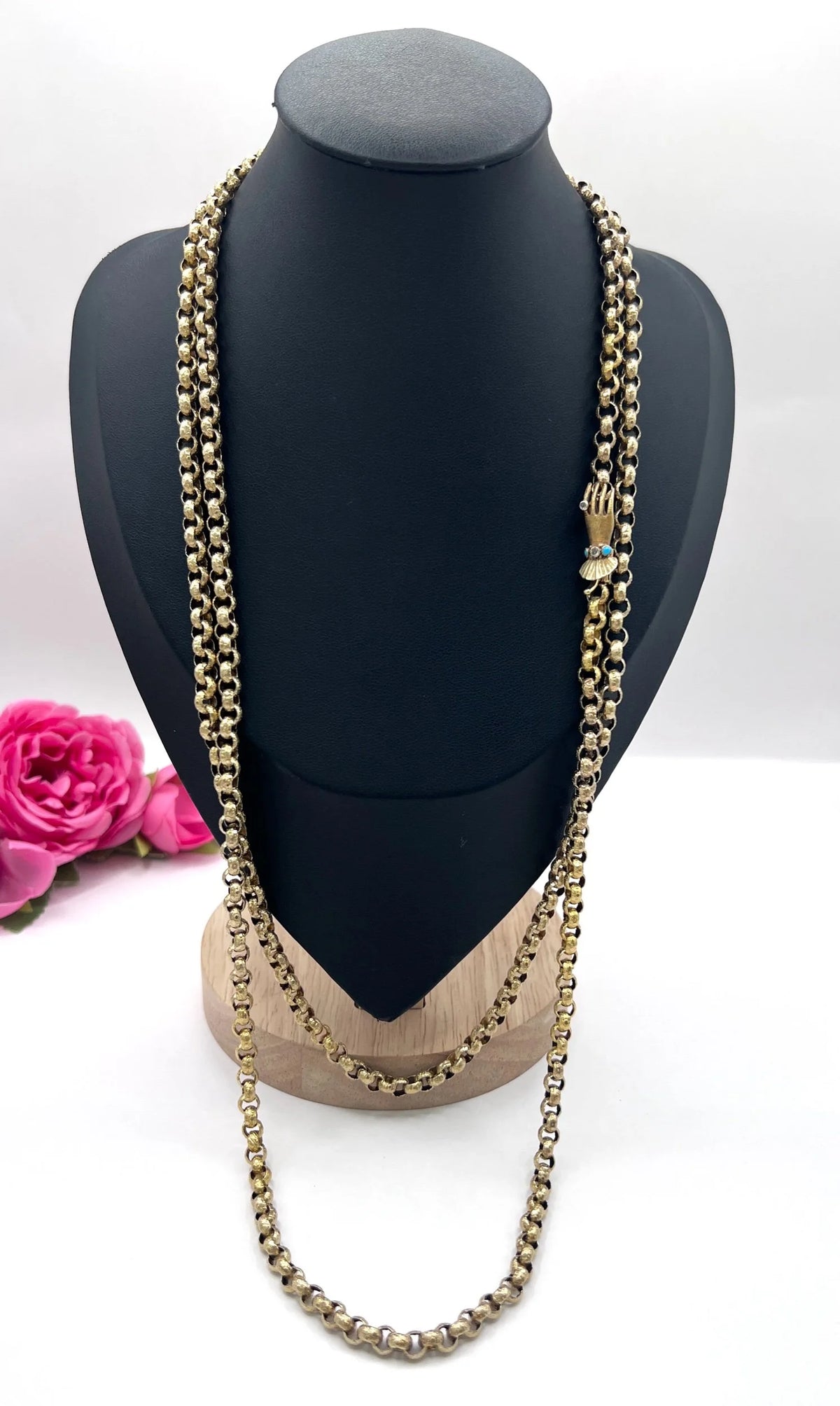 Georgian 15 Carat Gold Long Guard Necklace with Hand Clasp, Circa 1800
