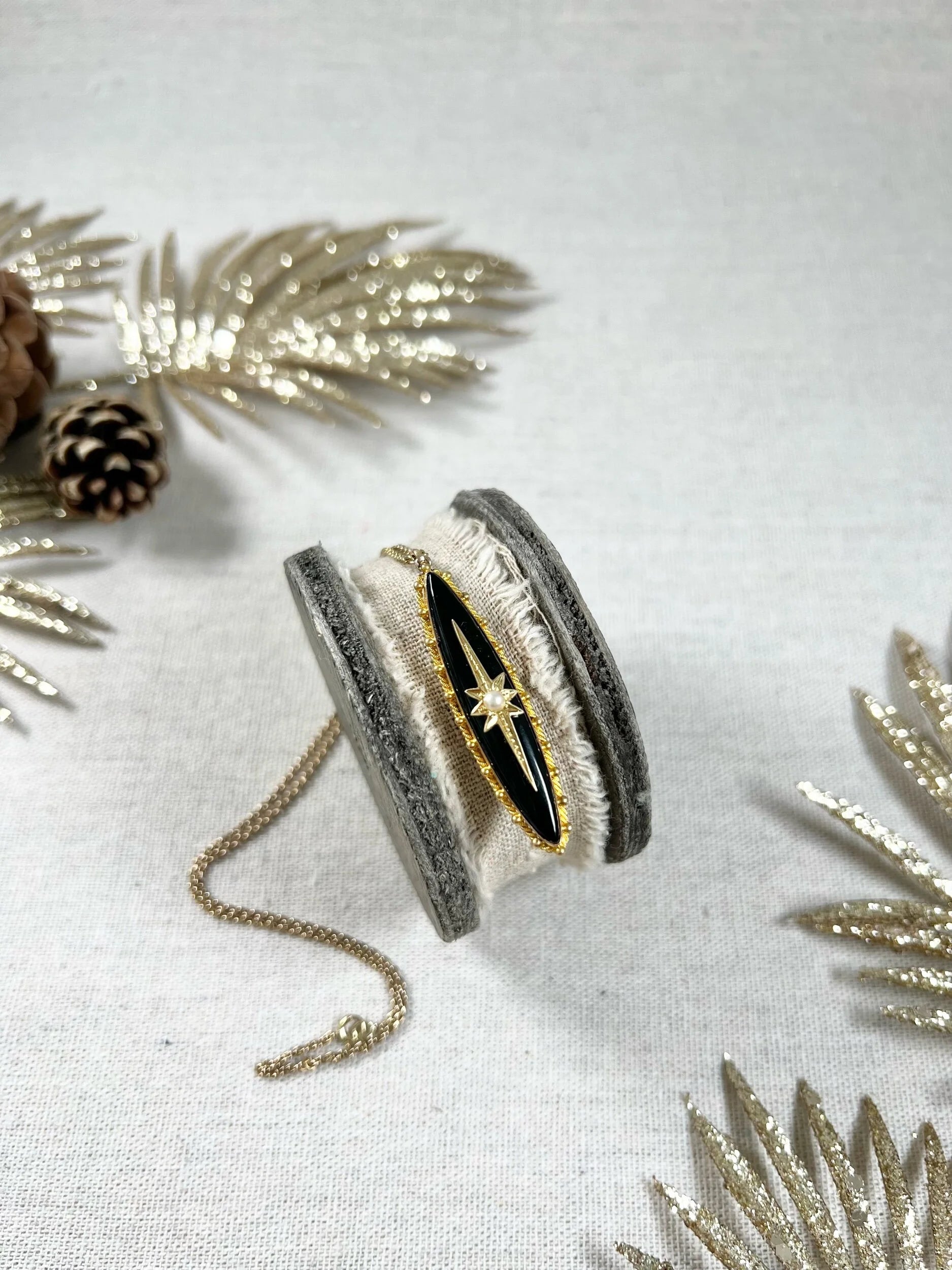 Victorian 15 Carat Yellow Gold Long Onyx Starburst Locket Pendant, Circa 1890