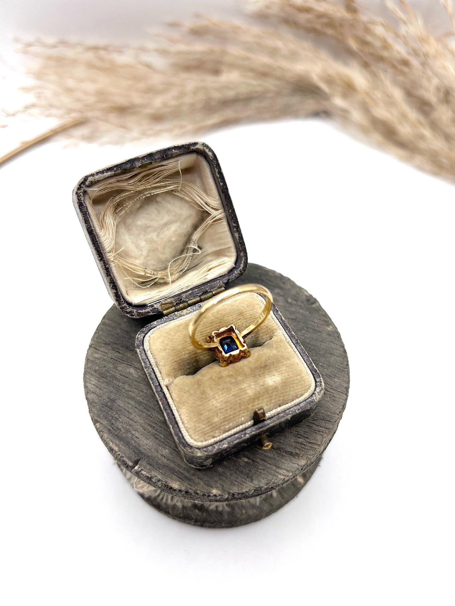 A sapphire and pearl cluster ring in yellow gold and platinum, in an antique ring box