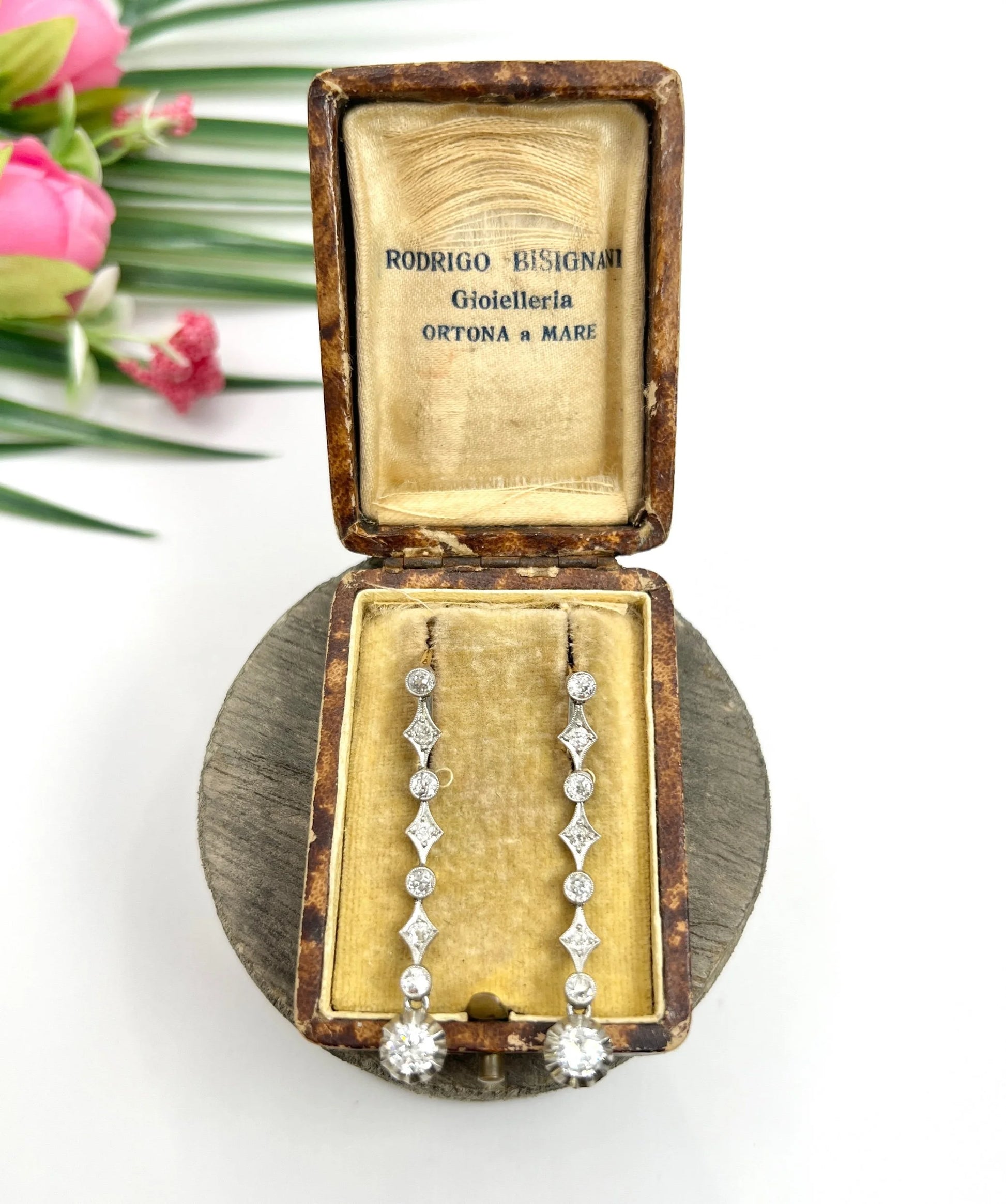 A pair of diamond drop earrings in yellow gold and platinum, in an antique box