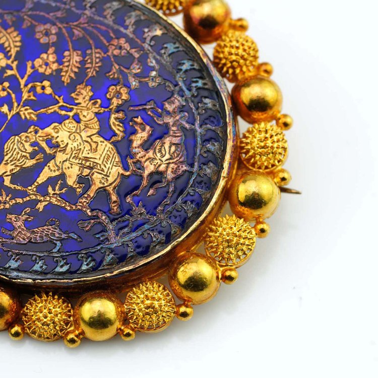 Antique Victorian Indian 22ct Gold Brooch with Hunting Scene