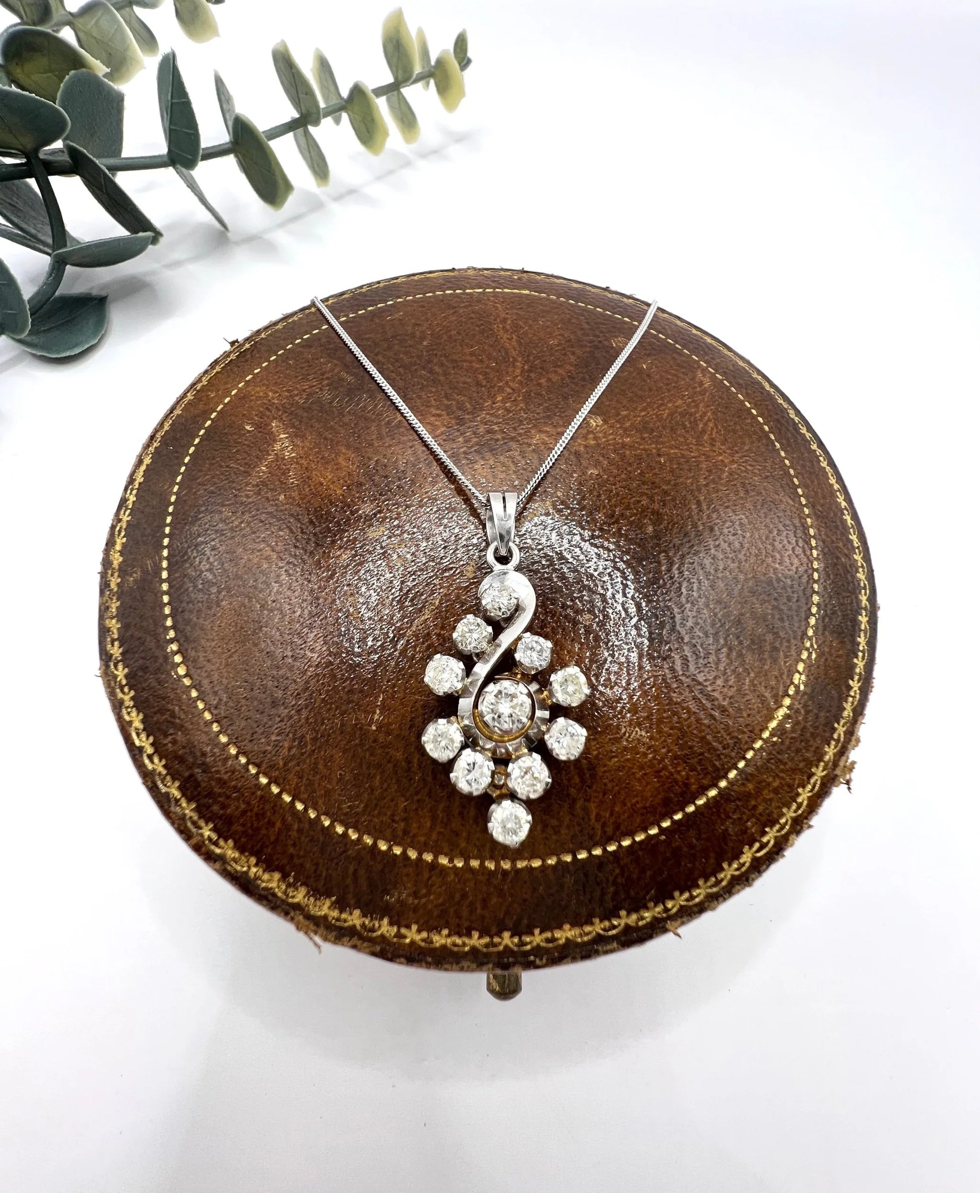 Vintage 18 ct white gold diamond pendant necklace