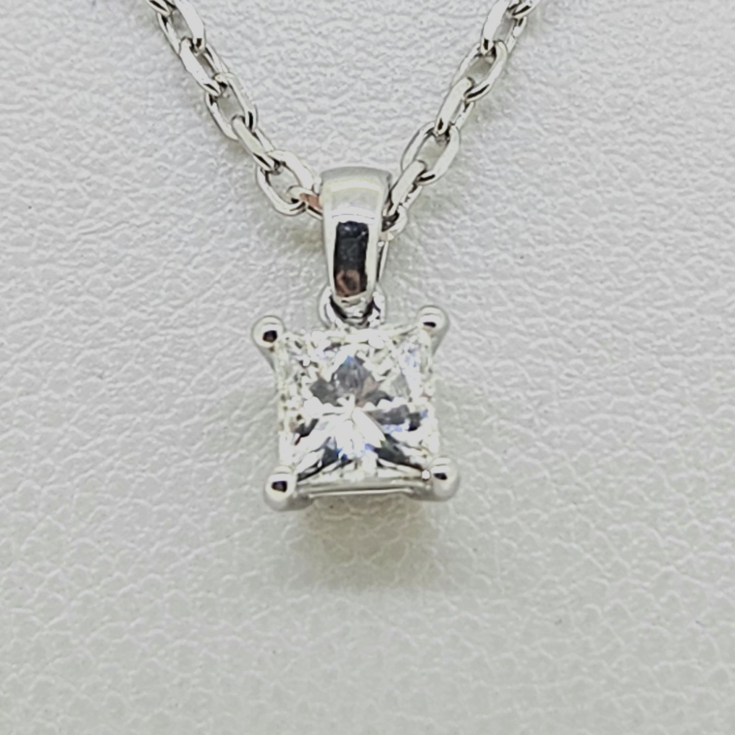 Princess Cut Diamond and Chain D.52 18ct