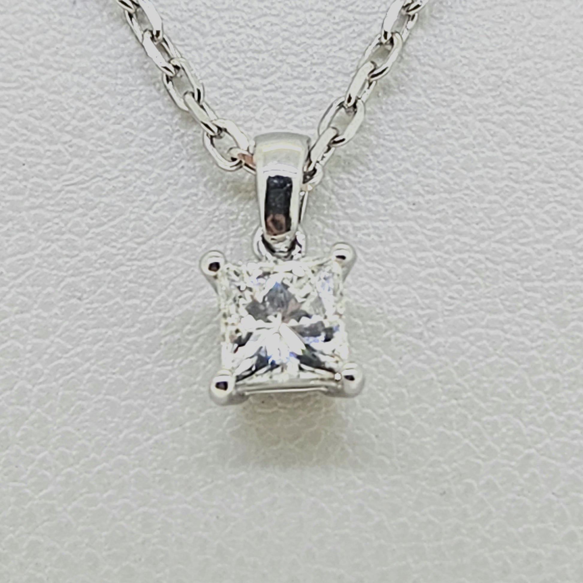Princess Cut Diamond and Chain D.52 18ct