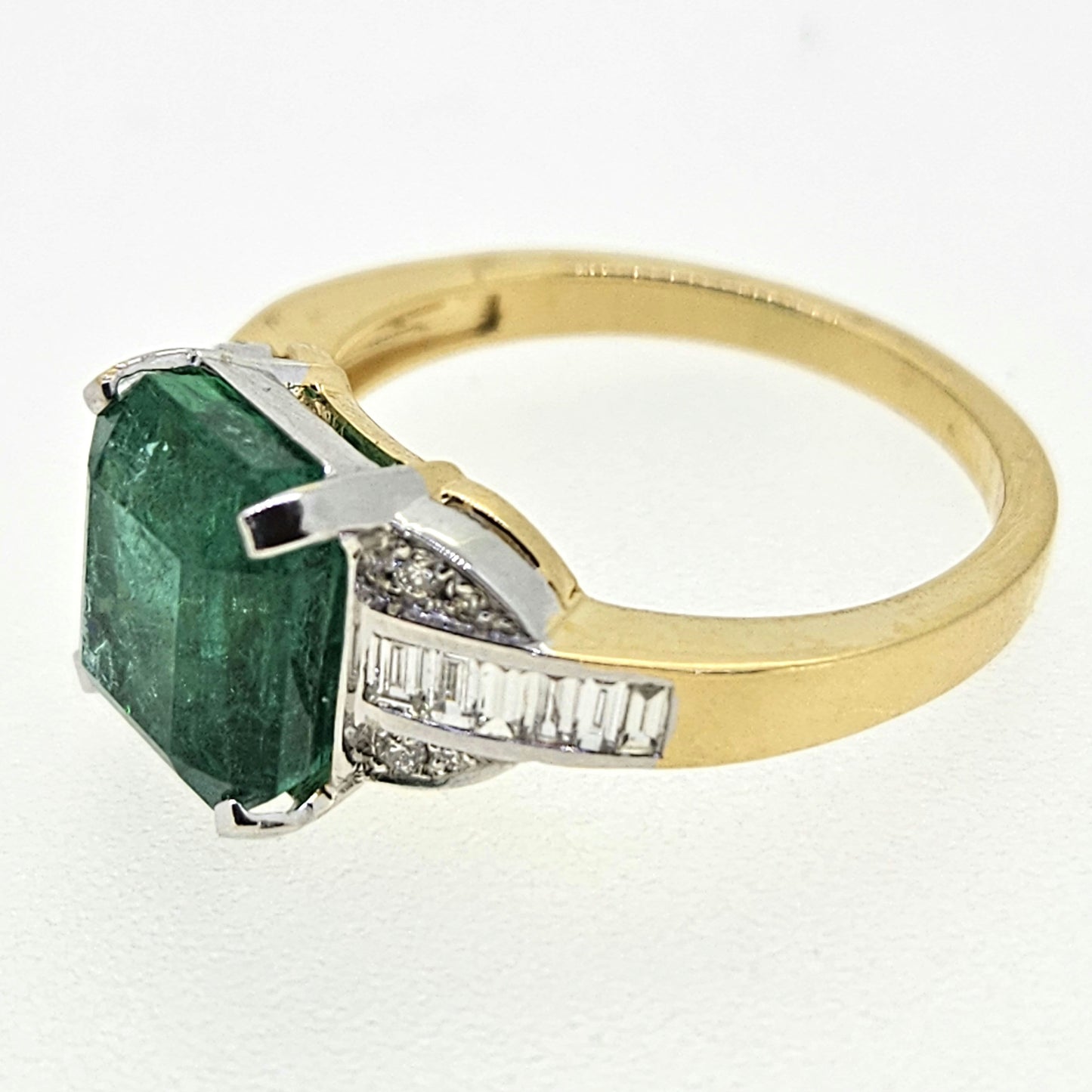 Emerald and Diamond Cluster Ring Em4.03 D.34