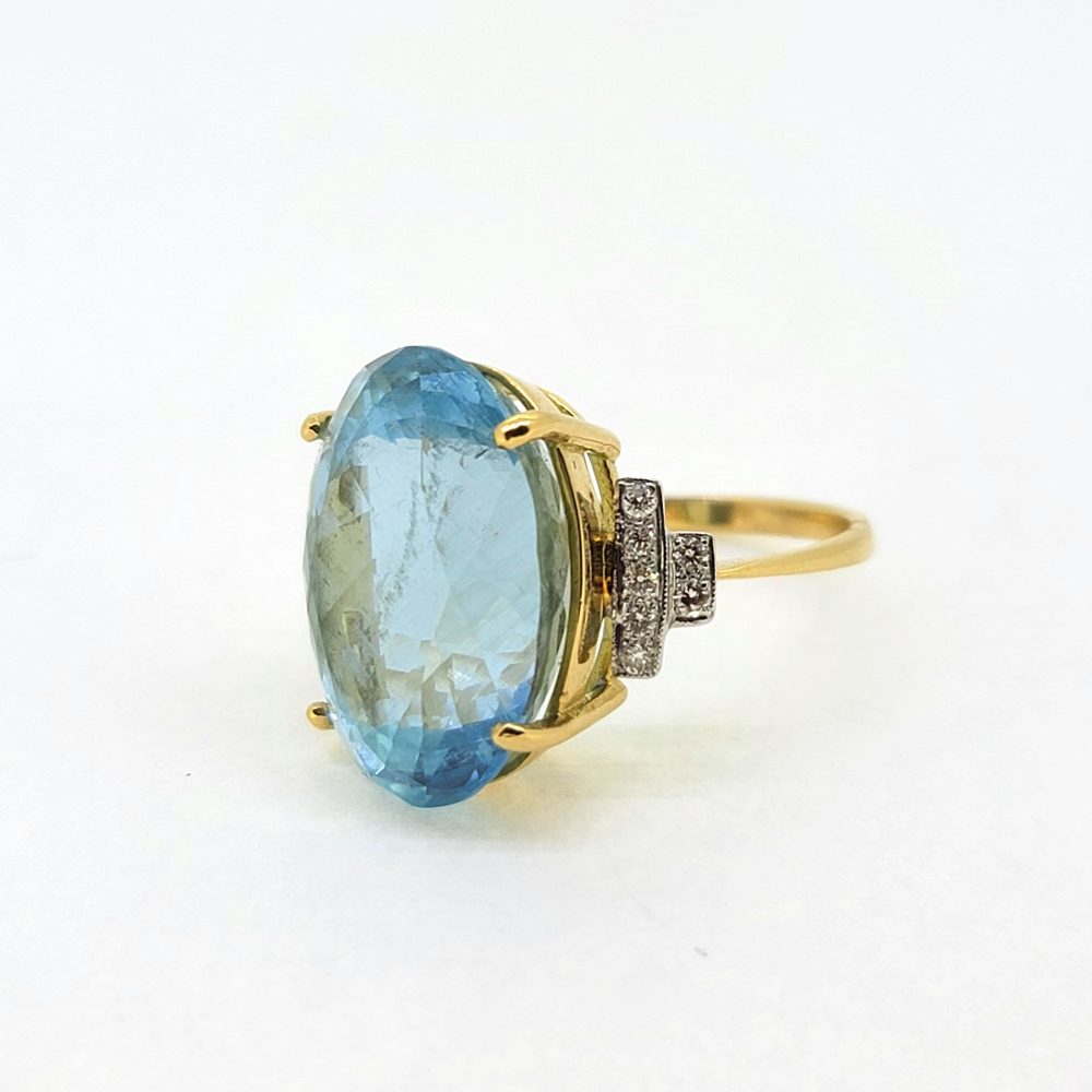 17cts Aquamarine Solitaire Ring with Diamond Shoulders