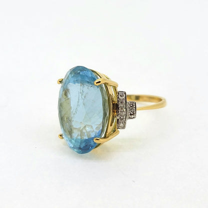 17cts Aquamarine Solitaire Ring with Diamond Shoulders