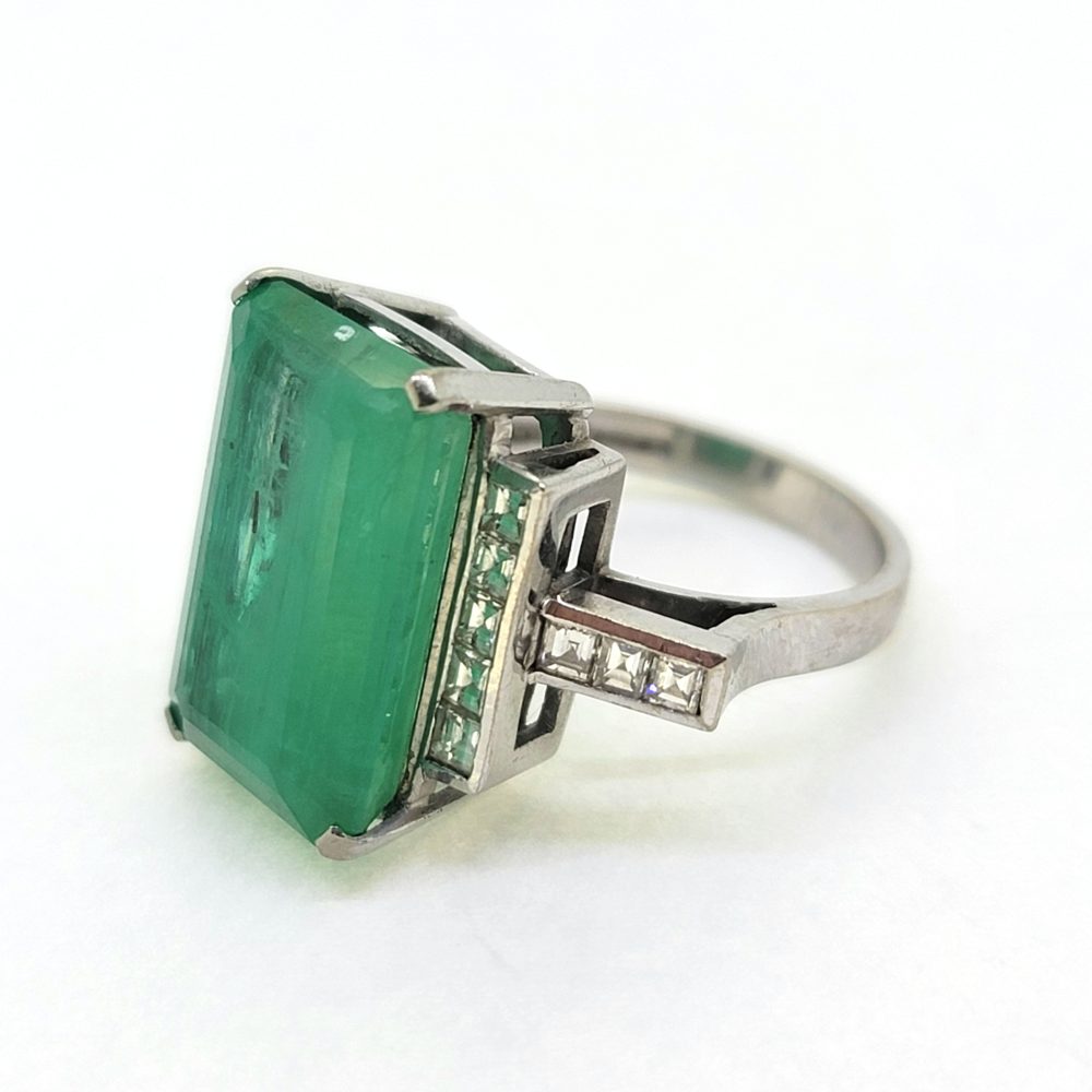 10cts Emerald Solitaire Ring with Square Cut Diamond Shoulders