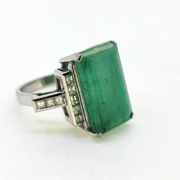 10cts Emerald Solitaire Ring with Square Cut Diamond Shoulders
