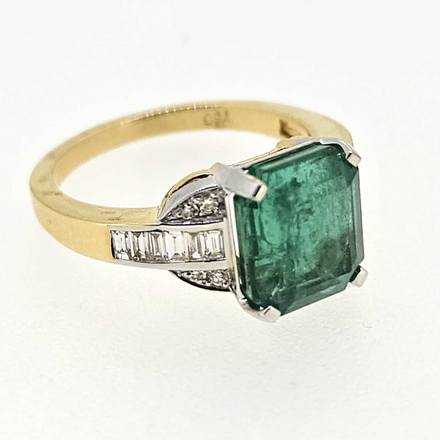 Emerald and Diamond Cluster Ring Em4.03 D.34