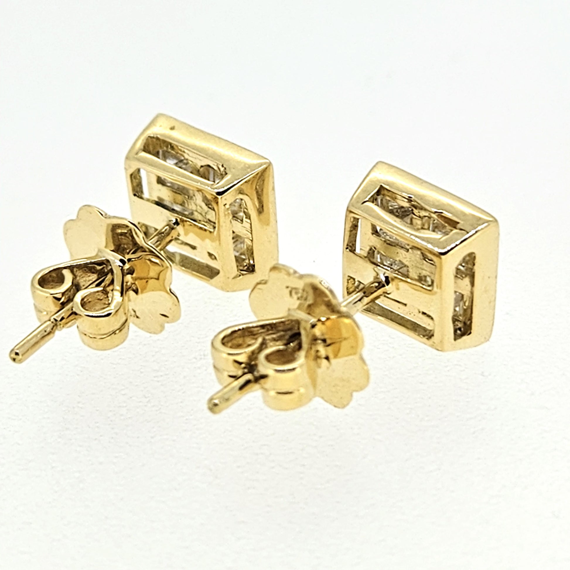 18ct Diamond Studs D1.52