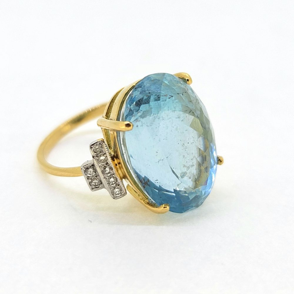 17cts Aquamarine Solitaire Ring with Diamond Shoulders