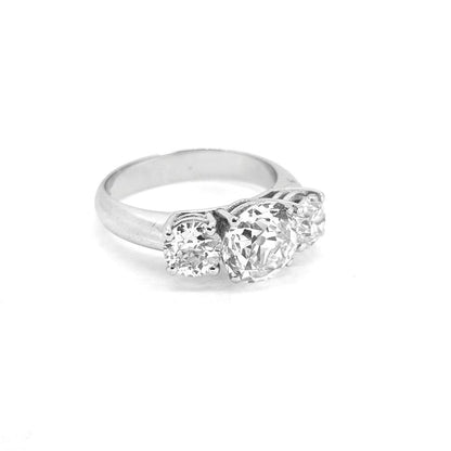 Three Stone Diamond Ring, 3.37 carat total, three round brilliant-cut diamonds, all claw set and mounted in 18ct white gold, H/I colour and VS2 clarity