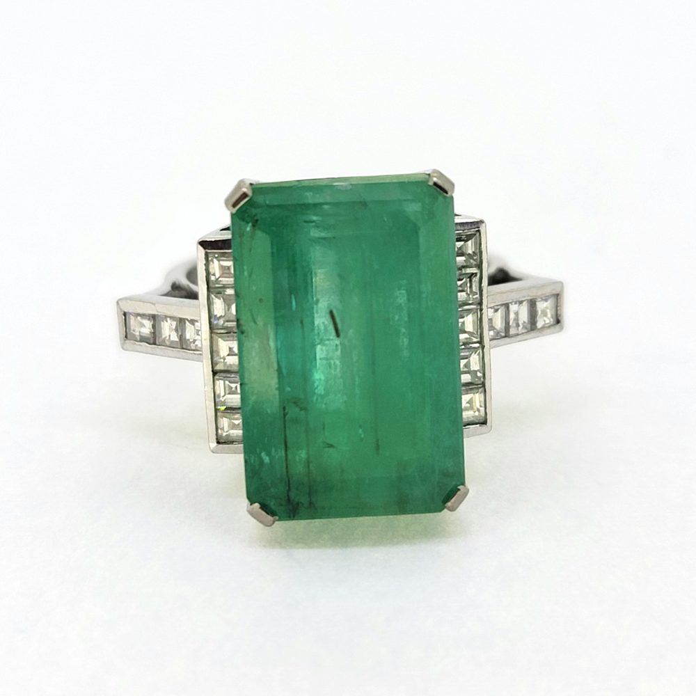 10cts Emerald Solitaire Ring with Square Cut Diamond Shoulders