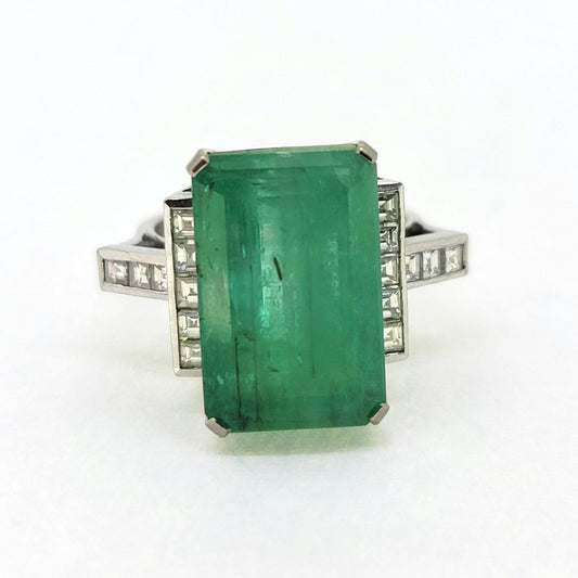 10cts Emerald Solitaire Ring with Square Cut Diamond Shoulders
