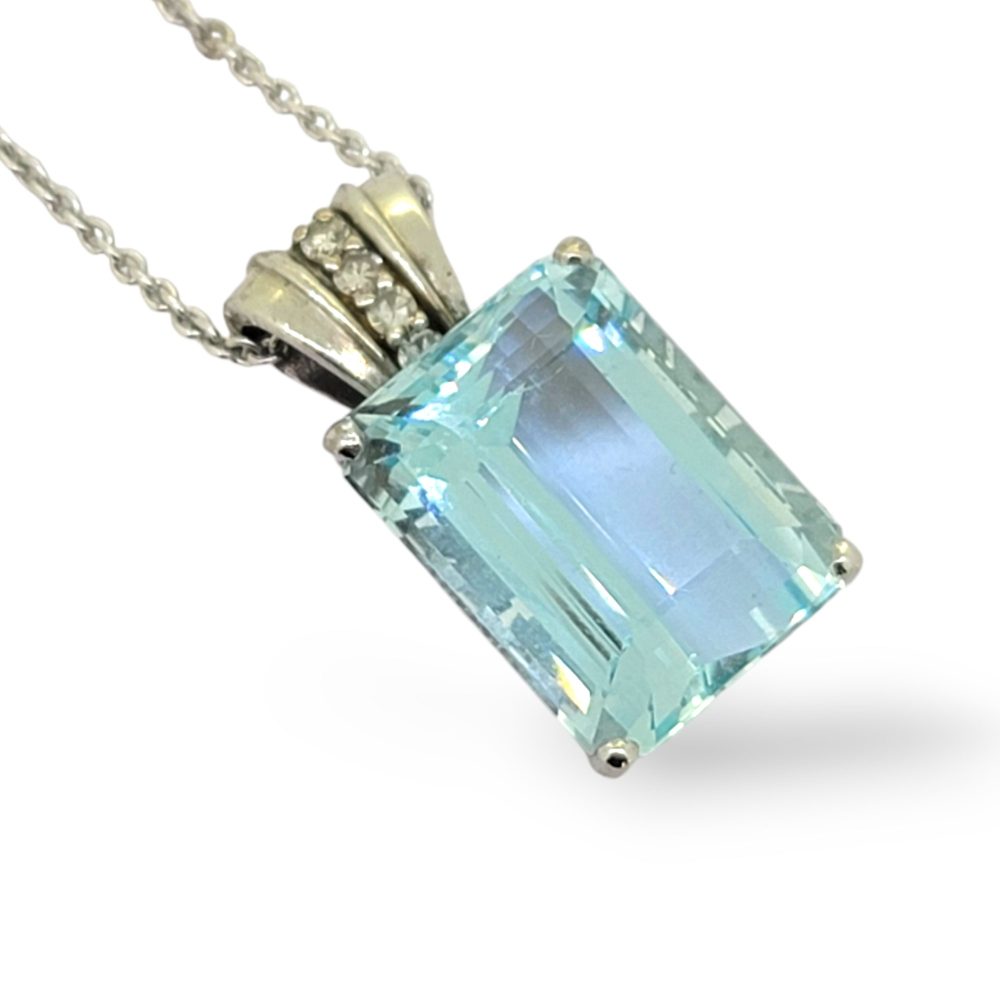 Vintage step cut 8ct Aquamarine pendant and chain
