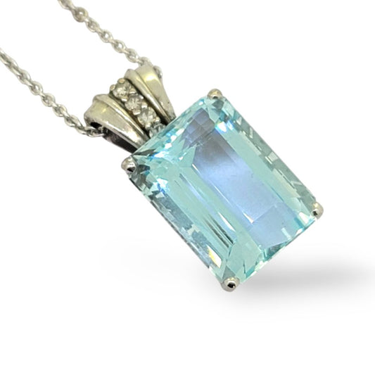 Vintage step cut 8ct Aquamarine pendant and chain